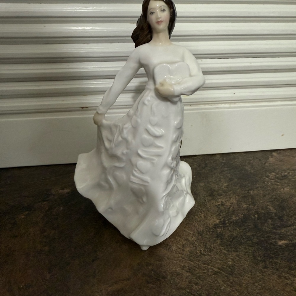 Royal Doulton White Porcelain Sculpture HN 3948 LOVING THOUGHTS